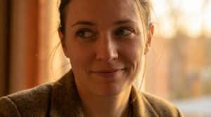 le persone che mentono continuamente spesso mostrano un tratto di personalità riconoscibile che può aiutarti a identificarle facilmente.